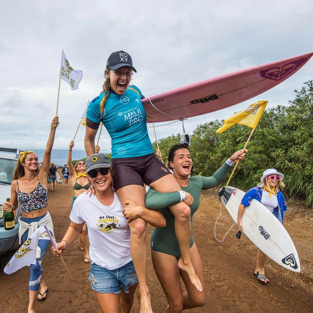 ステファニー・ギルモアさんのインスタグラム写真 - (ステファニー・ギルモアInstagram)「😊⚡️🏄🏼‍♀️🌺🌈🙏🏻 #LuluLemonMauiPro ... and always thankful of my incredible supporters @roxy @dhdsurf @audi @breitling @nikonaustralia @corona @woolworths_au @weetbixau @creaturesofleisure || @wsl  @badboyryry_」12月5日 9時56分 - stephaniegilmore