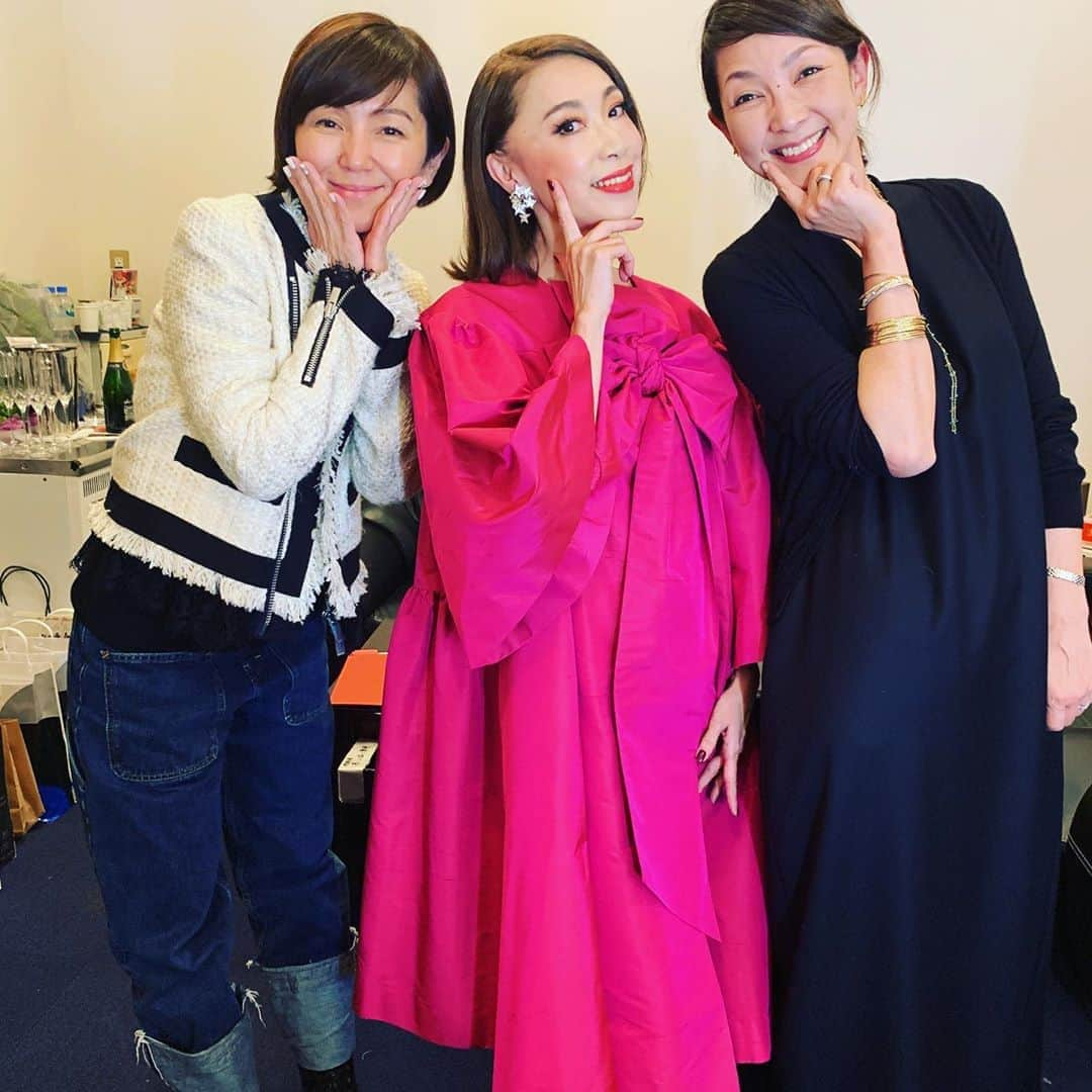 渡辺満里奈さんのインスタグラム写真 - (渡辺満里奈Instagram)「昨夜は、ビルボードライブ東京にて野宮真貴さんのライブへ。 〜野宮真貴、ピチカート・ファイヴを歌う。〜 歌声もお衣装も美しく、野宮さんキラキラしていて、バンドの編成も豪華で、素晴らしいライブだった✨  野宮さんと松本考美ちゃんと写真撮った時、2人が同じポーズしてるのも気づかなかったはしゃぎっぷり。 あー楽しかった❤️ ★ @missmakinomiya  @t_mimi1414  #大人の女史会 #家で八宝菜作って食べてからのキラキラライブ🤩 #いい時間 #大人の楽しみ❤️」12月5日 9時57分 - funnyfacefunny