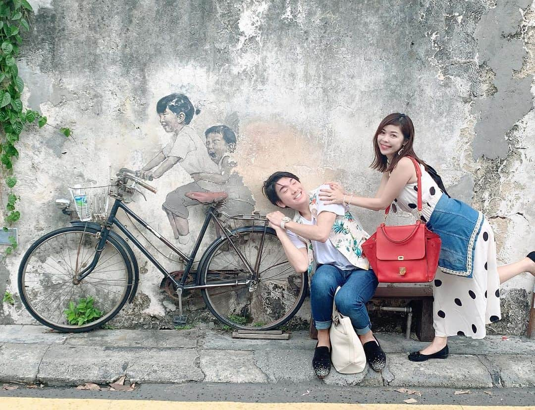 舞香さんのインスタグラム写真 - (舞香Instagram)「マレーシアのペナン島﻿ 壁アートが有名です🚲﻿ ﻿ 申し込んだつもりのツアーと違うツアーに連れていかれて途中で泣き出すも、壁アートと美味しいコーヒーと可愛い雑貨ですっかり機嫌を取り戻しました(ˊ•͈ ꇴ •͈ˋ)﻿ ﻿ ３枚目は二人でバスの中でずっと待機してて退屈してるの図。笑﻿ ﻿ #ペナン島  #壁アート  #タビジョ  #旅好きカップル  #仲良しカップル」12月5日 8時35分 - maika.mahou