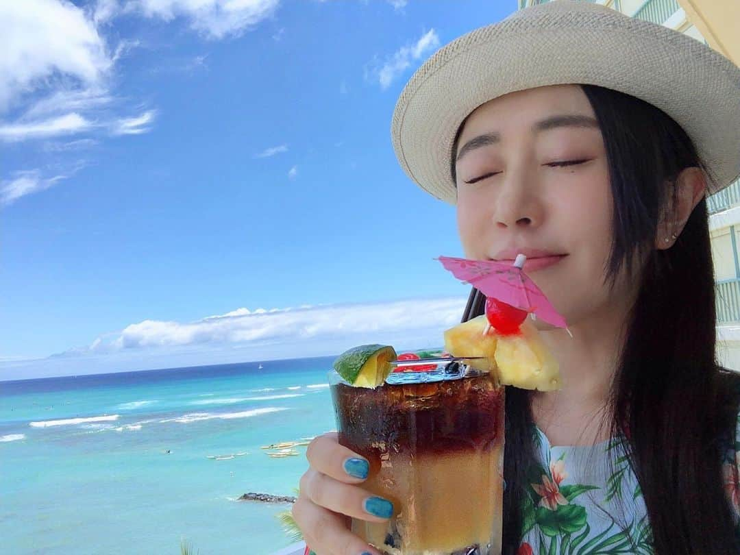 橋口いくよさんのインスタグラム写真 - (橋口いくよInstagram)「I was recharging my batteries.﻿ 今の私は小さなニキビをひとつぶ飼いながら、煮えたぎる加湿器の湯気の横で仕事中だが、ハワイにいる私は気分よくマイタイを飲んでいる。﻿ このギャップがアロハ萌え。﻿ これ、アロハ萌え読んでくれてる人たちはきっとわかってくれる！﻿ ﻿ そしてなんか、合成みたいだけど、違うんだよなハワイマジック。﻿ ﻿ #hawaii #oahu #hawaiitrip #waikiki #hawaiihotel #hotel #hawaiifood  #diet #cocktail #maitai  #hawaii2019 #hawaiistagram #newotanikaimana #lanai #beach #アロハ萌え #ハワイ #ハワイ旅 #ハワイグルメ #ワイキキ #ビーチ#ハワイホテル #カクテル ﻿」12月5日 8時28分 - ikutorias_secret