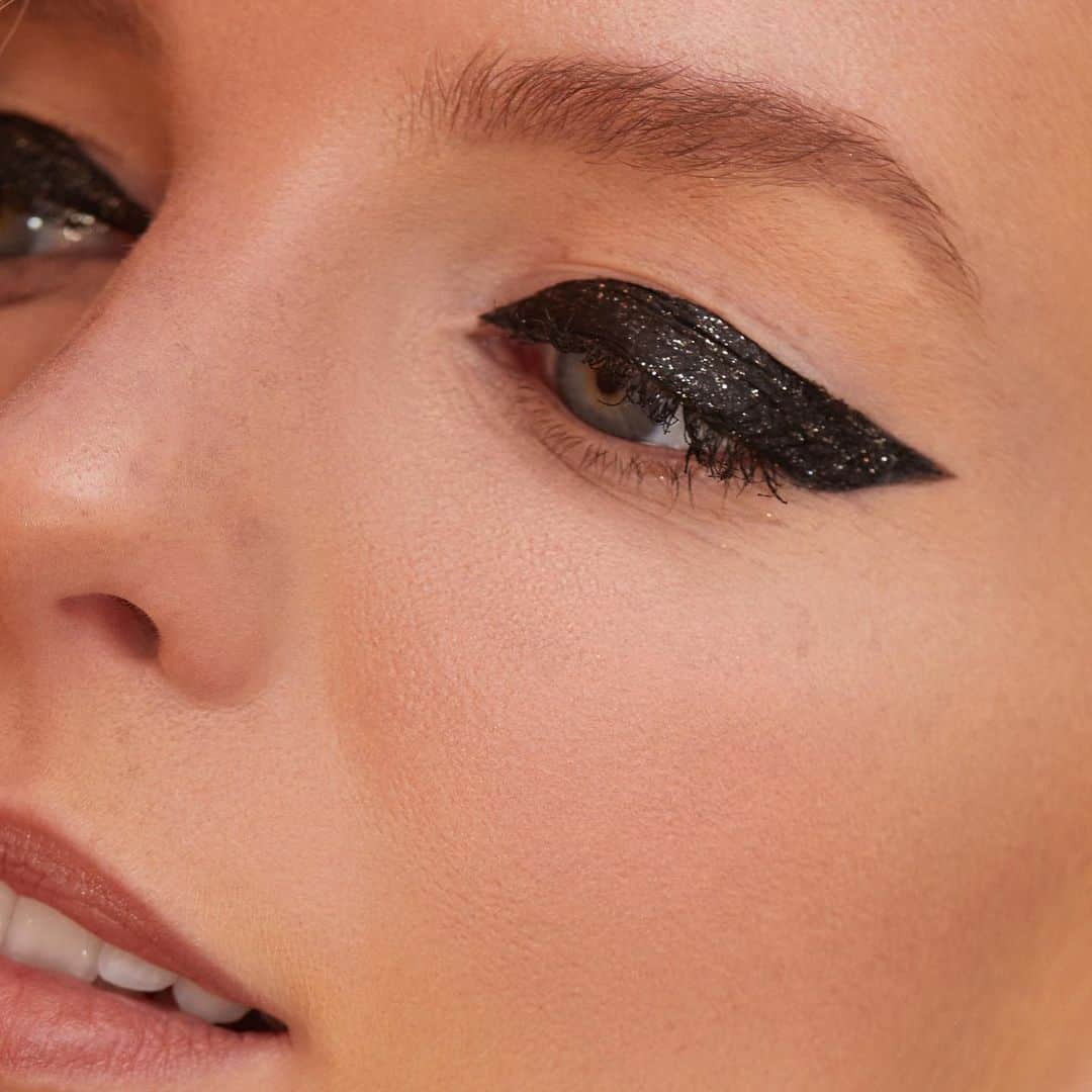 ipsyさんのインスタグラム写真 - (ipsyInstagram)「Need some party beauty inspo? Just wing it—and add lots of sparkle. (We made this black wing with @Illamasqua Liquid Eyeliner and topped it with glitter). Let us know if you’d try it. || #IPSY #DiscoverYourself #IPSYShineOn」12月5日 8時35分 - ipsy