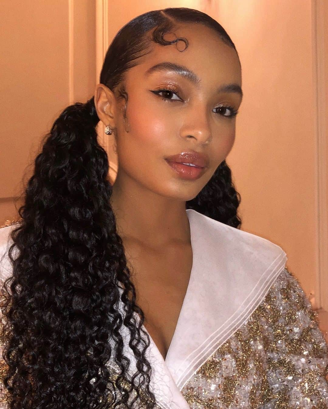 Vogue Beautyさんのインスタグラム写真 - (Vogue BeautyInstagram)「What does one wear to the @chanelofficial show? When you're @yarashahidi, only gold tones and sparkles will suffice. Photographed by @emilychengmakeup」12月5日 8時35分 - voguebeauty