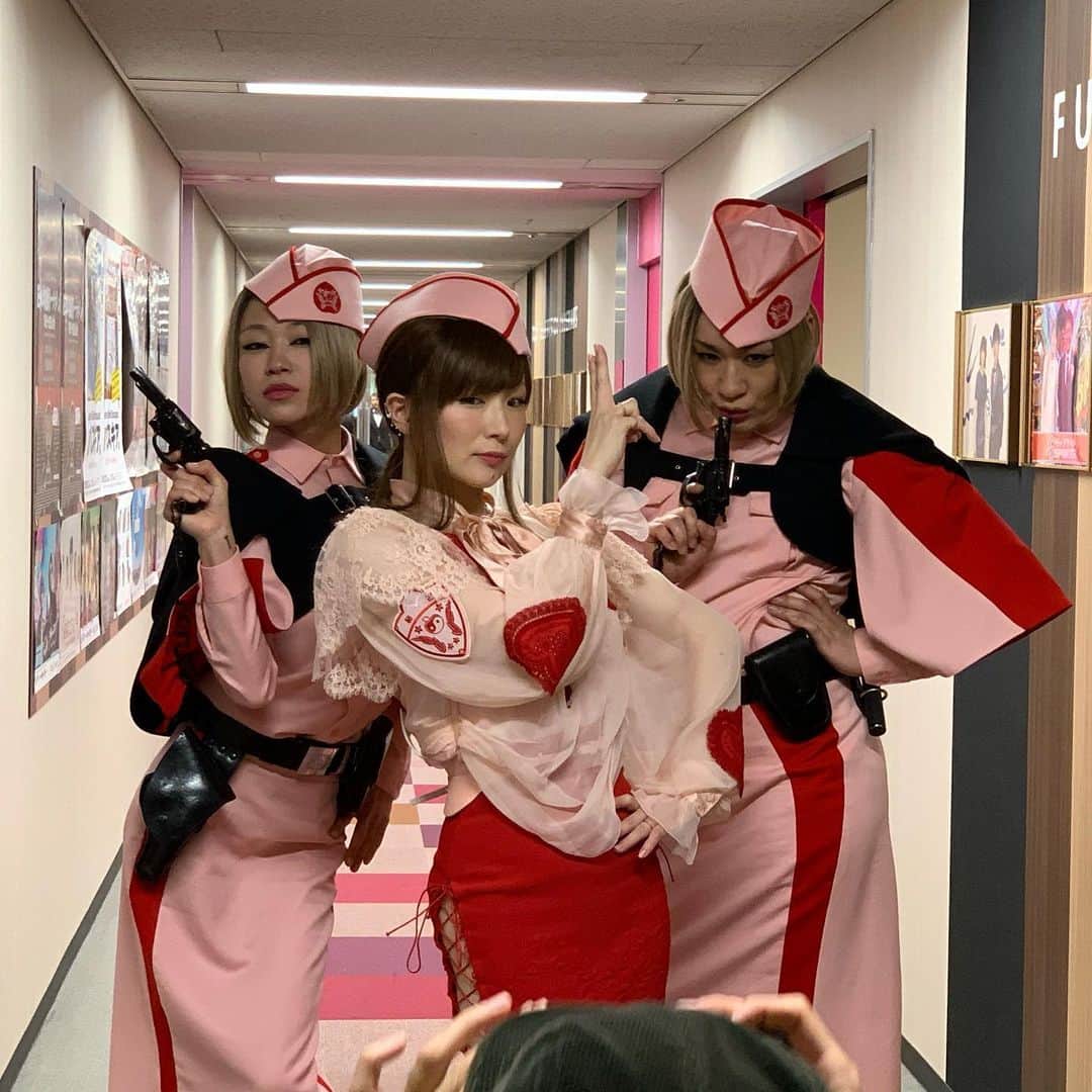 Aya Satoのインスタグラム：「収録後の記念撮影  #ayasato #椎名林檎 #mikey #FNS歌謡祭 #公然の秘密 #フジテレビ」