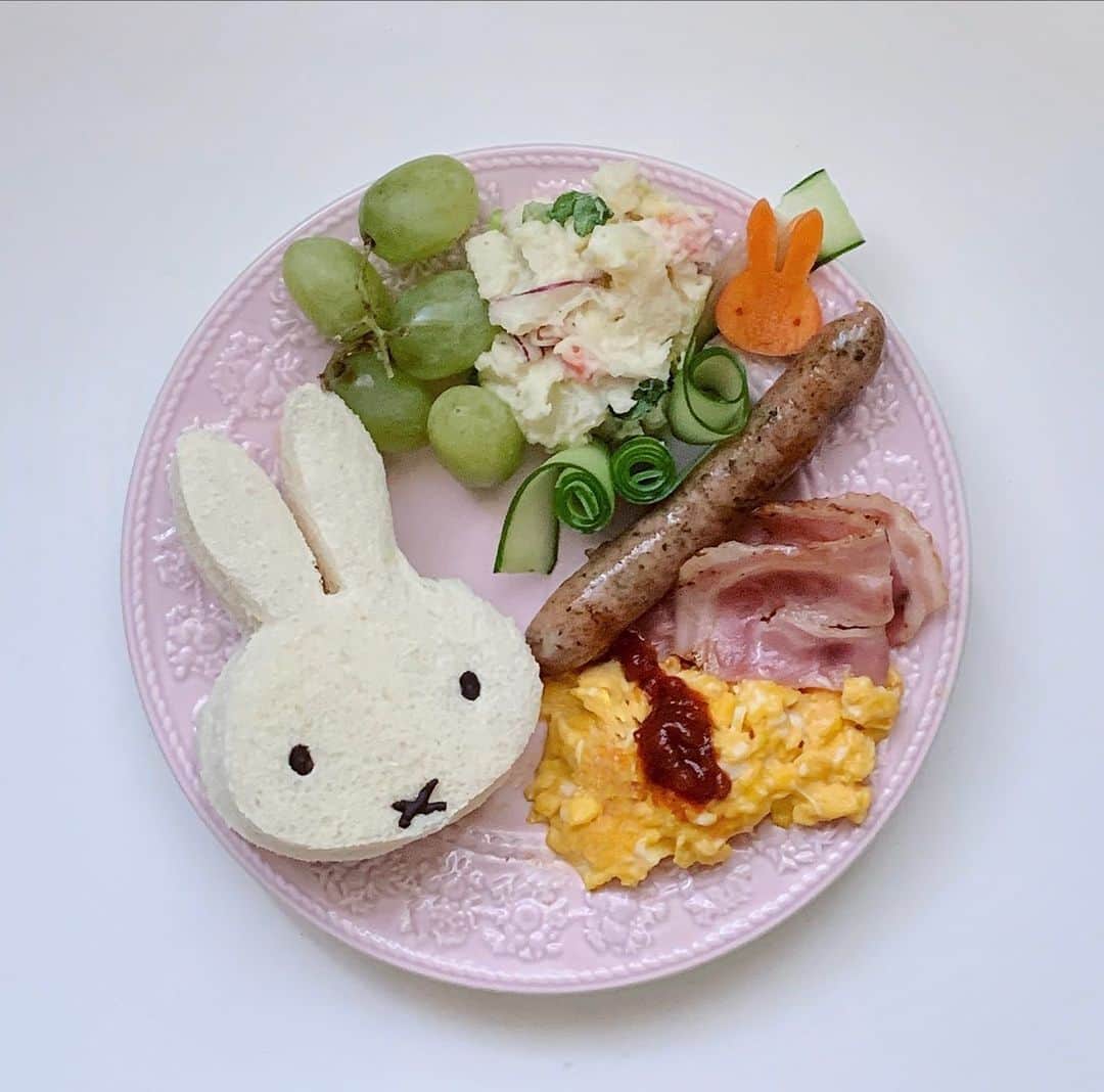 k i ｒa r a のインスタグラム：「♡ 𝚖𝚒𝚏𝚏𝚢𖠚﻿ ﻿ ミッフィーのサンド🥪﻿ 可愛すぎて食べるの﻿ もったいない~🐰🥕♥」