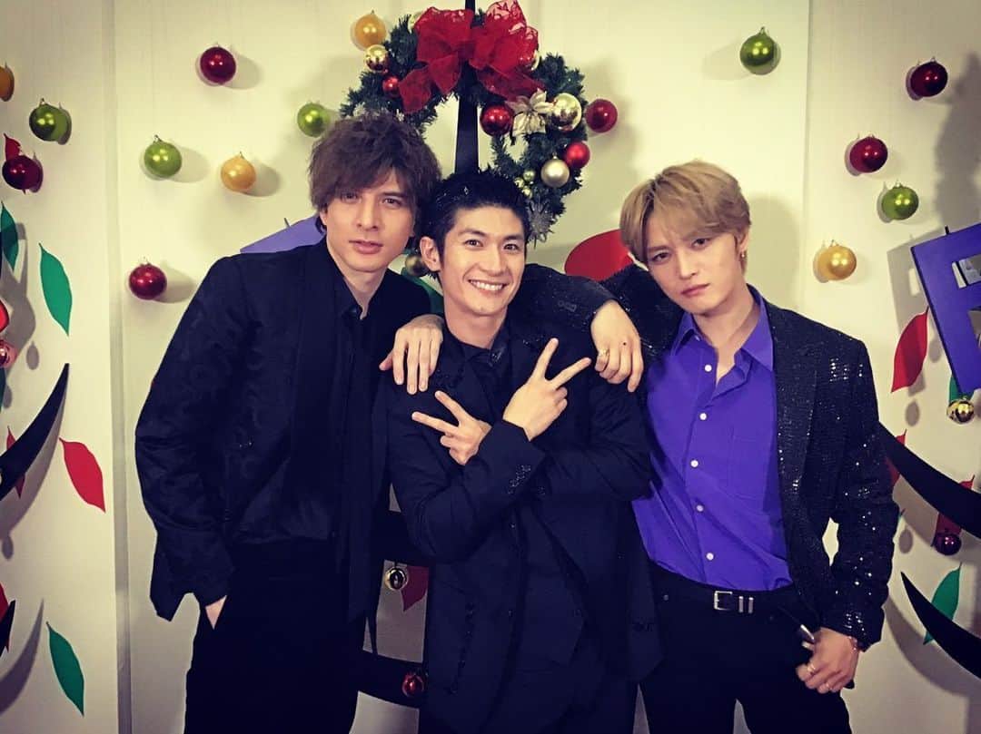 のインスタグラム：「J&U&H  #忙しいグループ名だな #新メンバーが加わりました #平均年齢を2歳くらい下げてくれた #今度はこの3人で何かやりたいね #fns歌謡祭 #ジェジュン #三浦春馬 #城田優」