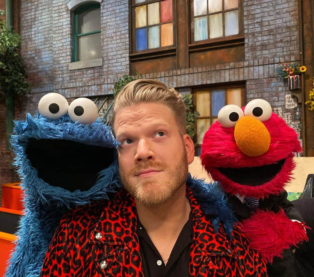 スコット・ホアイングさんのインスタグラム写真 - (スコット・ホアイングInstagram)「visited @sesamestreet today and shot something SO fun w/ elmo & cookie monster! can’t wait for y’all to see 🥺」12月5日 8時57分 - scotthoying