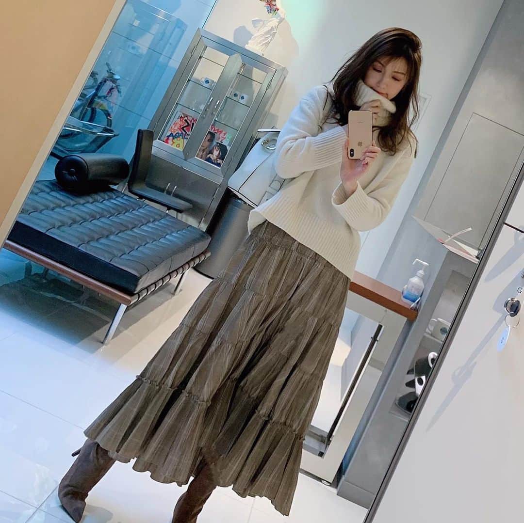美香さんのインスタグラム写真 - (美香Instagram)「おはようございます！ 寒いけれど 快晴でキモチイイ☀️ スカート、ニット… @fray_id  先日の #私服」12月5日 8時58分 - mikaofficial99