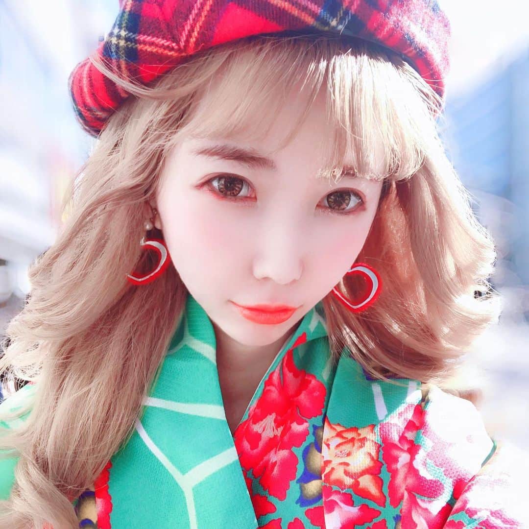 りんか社長のインスタグラム：「【クリスマス🎄🤶💖LOVE】 クリスマスソングって最高に良いよね💕 プレゼント買ったり🎁洋服やコスメ買ったり💖どれもすごい可愛くて💕 . . こんなに良い月なら2ヶ月に一回クリスマスやればいいのになー💖😍💕 私はいつも帽子かぶってる事多いなw でも本当帽子が大事💕👒💕 @simprin_hat . . 毎月いろんな帽子を作ったり かぶったりしてるかも💕 . . 髪色とか服装もそうだけど 帽子ってすごい印象変えられるよね！🥰👒✨💕🌸 . . 私の場合は基本裸族なので何も身につけない派なのだけど、🤫 いつもTPOに合わせて服や小物をセレクトするよん♡ . . 可愛い系とセクシー系が好きかも♡みんなはどっち派？👀 . . あ、今日は楽しみにしてる打ち合わせ〜♡私の知らない世界‼️テレビ📺♡😵」