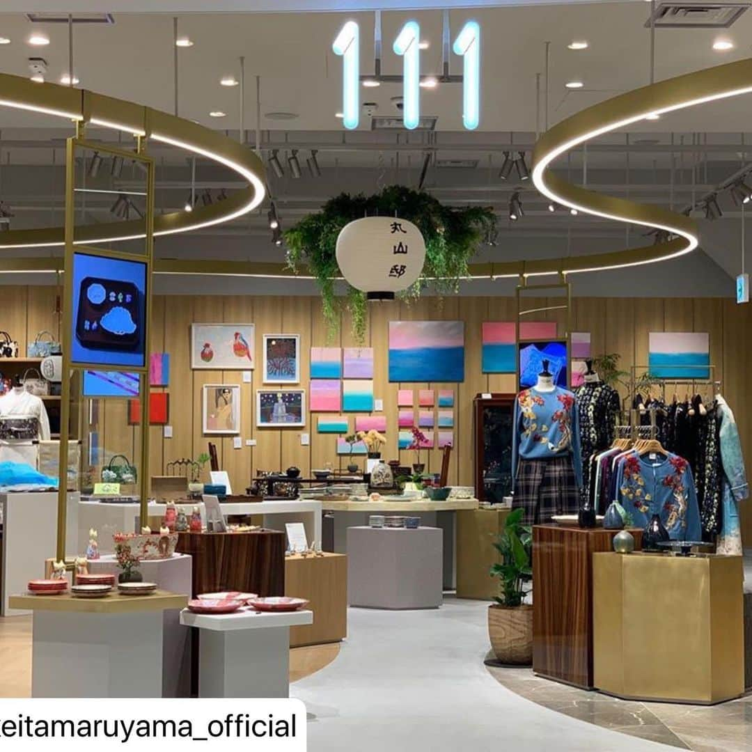 丸山敬太さんのインスタグラム写真 - (丸山敬太Instagram)「#repost @keitamaruyama_official ・・・ . . ついに本日OPEN！ 丸山セレクションの作家さんたちの作品が勢ぞろいです。 店内も素敵に仕上がっております。 . 皆様のご来店を心よりお待ちしております。 . . . #OPEN #東急プラザ #渋谷  #KEITAMARUYAMA #ケイタマルヤマ #POPUP #丸山邸 . . . . . .  12月5日(木)〜16日(月)に新時代の商業施設フクラスが Grand Open。 "大人の楽しめる渋谷" をコンセプトとした東急プラザ内3Fに 今、ここでしか出会えないこだわりの逸品やサービスを創出する組み合わせ型POPUPスペース111 -ICHIICHIICHI- がOPEN！ .  オープニングの第一弾として111 -ICHIICHIICHI- 全スペースを丸山敬太がプロデュース。丸山敬太が手がけるコンセプトショップ丸山邸のコンセプトをベースに和のコト、服のコト、うつわのコト、家のコト、年末年始を彩る4つのコトをテーマにした、独自の世界観をお楽しみいただけます。 . アートやヴィンテージファニチャー。 着物や和装小物、人気作家による硝子・木工・漆・陶磁器などのセレクション。 もちろんKEITAMARUYAMAの商品も展開いたします。  ーーーーーーーーーーーーーーーー .  暮らしの中に素敵な"コト"を創り出す美しい "モノ'' 達 ー年末年始バージョンー ○12月5日(木) - 16日(月)  10:00 - 21:00 (東急プラザ渋谷3F 111-ICHIICHIICHI- にて) ○東京都渋谷区道玄坂1-2-3 .  ーーーーーーーーーーーーーーーー .」12月5日 9時18分 - keitamaruyama