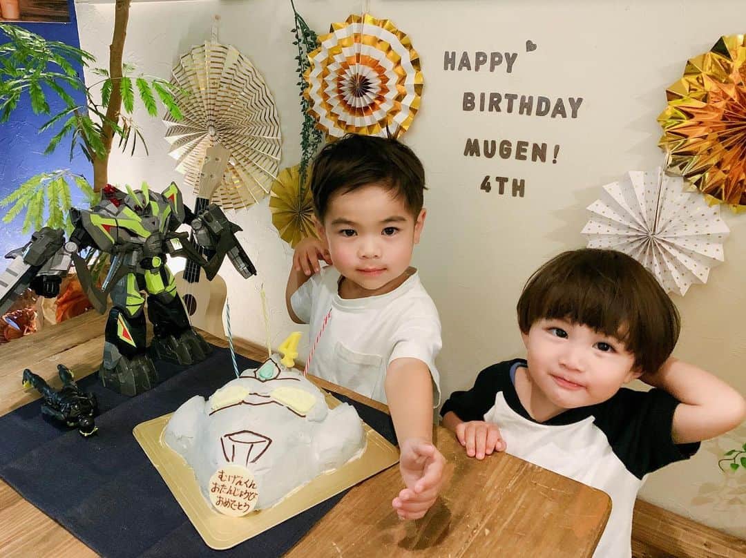 齋藤美波のインスタグラム：「👽🎂👽 #ウルトラマンタイガーケーキ ・ 戦隊ものが大好きになってしまった ムゲンさん。 仮面ライダーもウルトラマンも好き。 どっちが好き？って聞いても どっちもかっこいいらしい😂 #欲張りだな て、ことでウルトラマンタイガーケーキをオーダー😎 結構高かった、、、💸笑 自分で作れるようになれたら、、 とつくづく思ったよ。笑 ・ 最初戸惑ってたけど 喜んでくれてよかった♥️ ・ ・ #お誕生日ケーキ #オーダーケーキ #ウルトラマンタイガー #brthdaycake #ordercake #urutoraman」