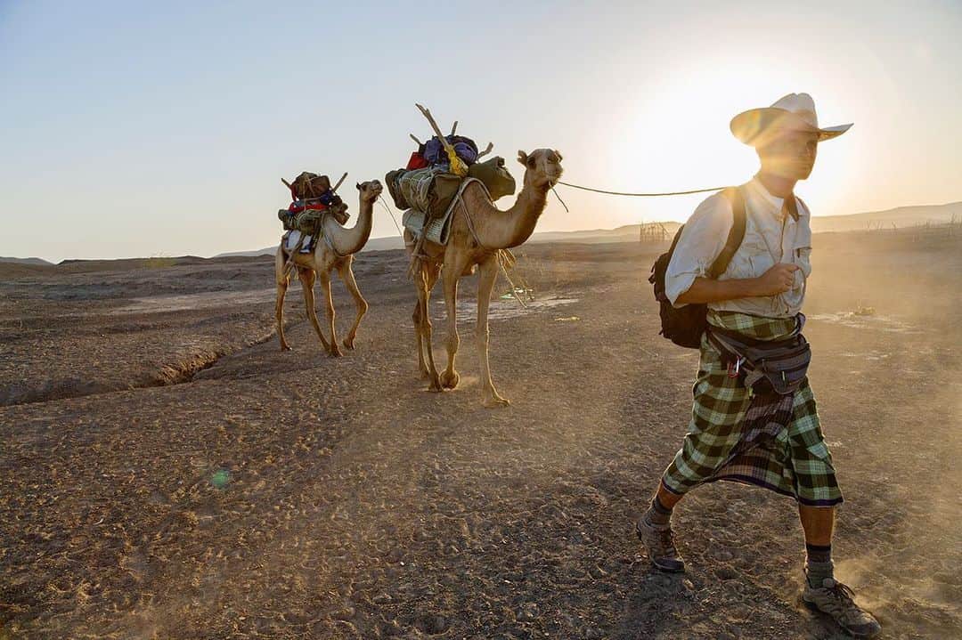 National Geographic Creativeさんのインスタグラム写真 - (National Geographic CreativeInstagram)「Photo by @johnstanmeyer | A journalist leads a pair of camels across Ethiopia's Afar desert. #Camel #Desert #Ethiopia」12月5日 9時21分 - natgeointhefield