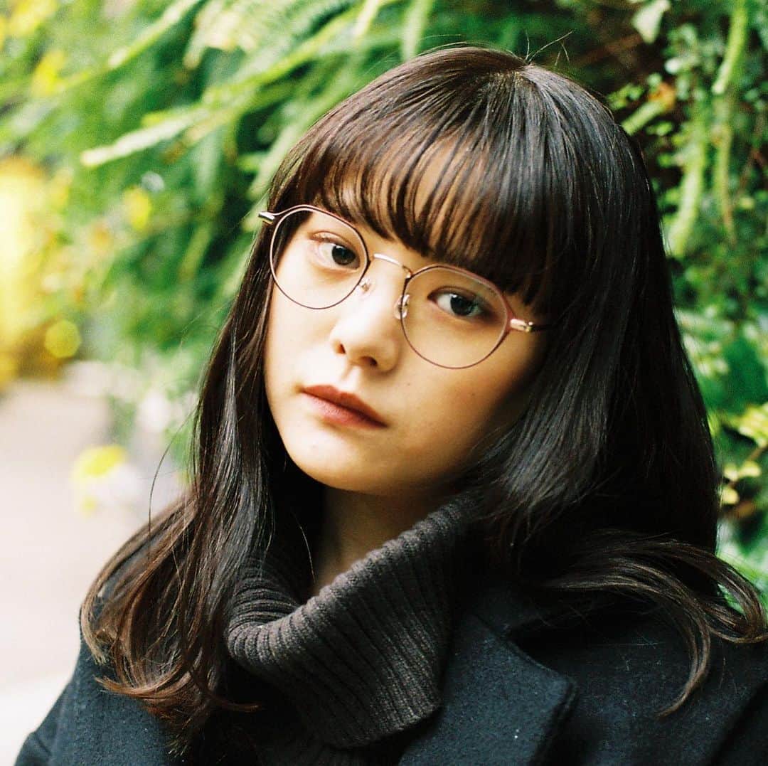 Zoff Officialのインスタグラム：「Zoff CLASSIC/ ZP192016_24E1 Model @natsumi__kimura 高級感の漂うメタルフレーム。 ダスティーな赤色は派手になり過ぎず、暗くなりがちな冬のコーディネートをカジュアルアップさせてくれます。コーディネートのアクセントとしておすすめ。 #Zoff #FASHION #eyewearstyle #メガネ #ゾフ女子 #Zoffコーデ #ゾフクリスマスプレゼント #🤶 #🎁. **************************** Zoff公式Instagramアカウントフォロー＆「いいね！」でメガネが当たる #ゾフクリスマスプレゼント キャンペーン実施中。さらに年末年始を盛り上げるストーリーズ用フィルターを全員にプレゼント中 。 . ■企画概要 Zoff公式Instagramアカウント「@zoff_eyewear」をフォローし、Zoff公式Instagramアカウントによる12月投稿分のハッシュタグ #ゾフクリスマスプレゼント がついている全８投稿いずれかに「いいね！」をしてくれた方の中から、それぞれ1投稿につき1名合計8名様に投稿で使用した同型のフレームに「Zoff UVクリアレンズ」(※度無し)をセットしたメガネをプレゼント。 . ■参加資格  下記2条件を満たすことで参加可能 ①Zoff公式Instagramアカウント「@zoff_eyewear」をフォロー ②Zoff公式Instagramアカウントによる12月投稿分の「#ゾフクリスマスプレゼント」 ハッシュタグがついている全8投稿の中から、ご希望のメガネが着用されている投稿に「いいね！」をする ※すでにZoff公式Instagramアカウントをフォローいただいている方もご参加いただけます ※公開アカウントのみ抽選対象とさせていただきます ※キャンペーン期間中にフォロー、「いいね！」を外されている方は対象外とさせていただきます . ■賞品  投稿で使用した同型のフレームに「Zoff UVクリアレンズ」(※度無し)をセットしたメガネ 各1本合計8名様分 . ■キャンペーン期間 2019年12月2日（月）以降投稿分〜2019年12月20日（金）23：59まで . ■当選発表  当選結果はDMにて当選者様のみにお送りいたします . ■プレゼント発送予定 2019年12月24日（火）発送予定 . ■応募規約  当社が実施する「#ゾフクリスマスプレゼント」キャンペーンに応募の方は、以下をよくお読みいただき、ご同意いただける場合のみご応募ください。 https://www.zoff.co.jp/shop/t/t1642/」