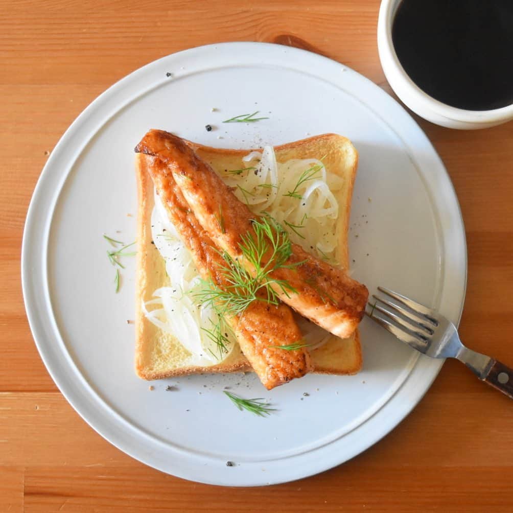山崎佳のインスタグラム：「Today’s breakfast. ハラスのレモンソテー。レモンでさっぱりと思ったけれど、それでもしっかり脂がのってるから、かなりボリュームしっかりで朝から胃が重い…。1本でも十分だったな。」