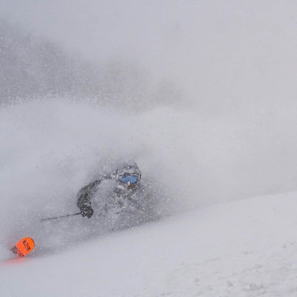 のインスタグラム：「2019/2020 Season前半から雪当ててます🤙 狙って当てるのも自然の遊び方優越感の一つです。今回は前日までの大雨から一点低気圧がしっかり入って来て大雪を降らせてくれました。  そして今シーズンも始まります。 Love Ski Hokkaido 初回放送はTVH テレビ北海道　12/23 25:30〜 放送後はYouTubeチャンネルで放送もされます。 更に過去のアーカイブもありますのでチャンネル登録よろしくお願いいたします。「Love Ski Hokkaido」 ただ暇な人だけにしてください。 内容が内容なだけに。 北海道ロコならでは📺  Photo by @keyphoto」