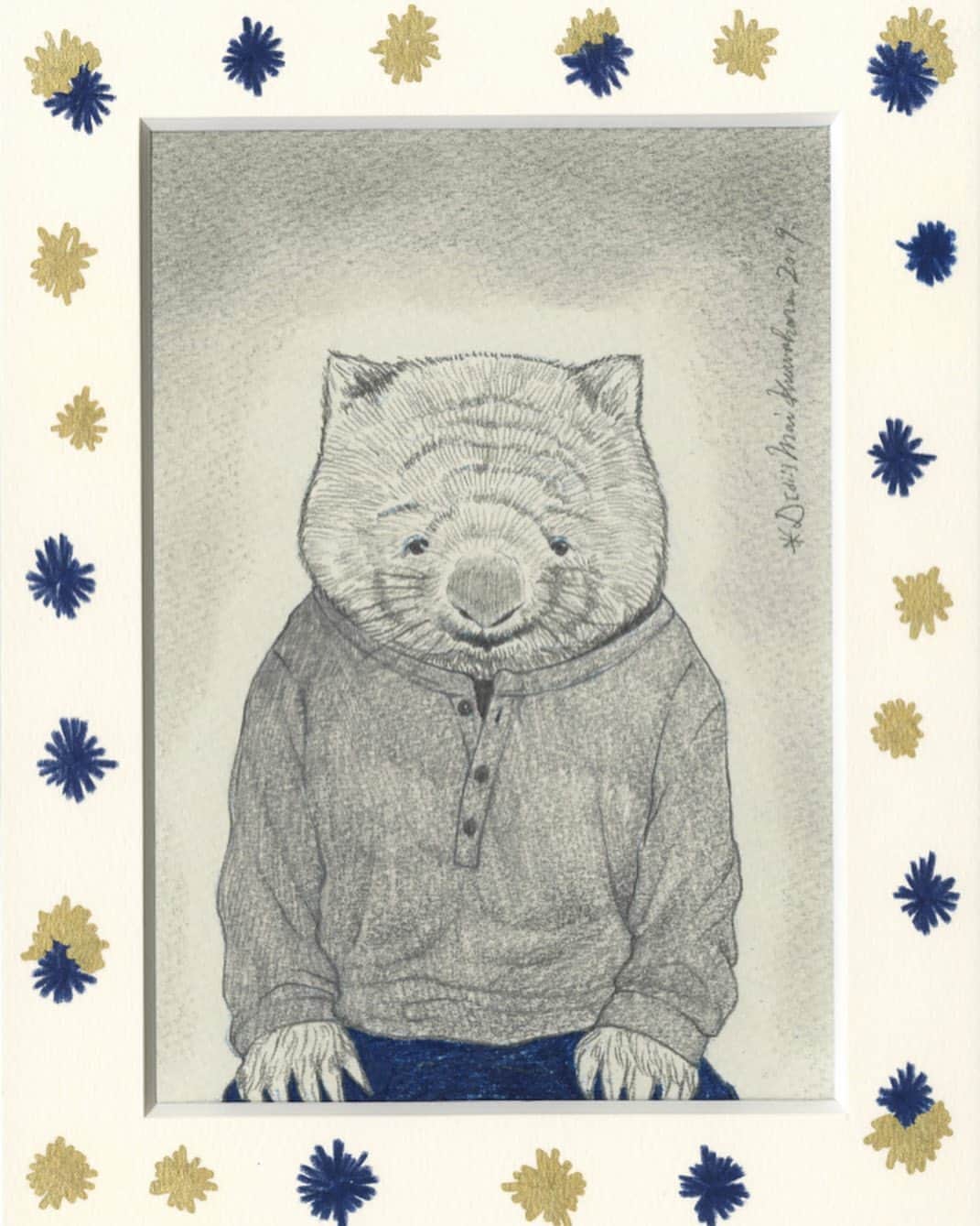 D[di:]のインスタグラム：「#どうぶつ化似顔絵　その3 『わらいぐまさん』﻿ ﻿ ﻿ 2015年だっけか？オンザプラネットでの深夜勤務が始まった当初から、毎回のように仕事の合間にメッセージを送り続けてくれた💮リスナーさんの、わらいぐまラスカルさん。生ける食い道楽わらいぐまさんは、﻿ 飯テロ番組だった火曜オンプラでは、常連さんでした。﻿ ﻿ ラスカルさん、ゆーだけあって、はじめはアライグマを🦝ここは描かなくてはいけないと思ってたんだけど…﻿ ﻿ どうしても、他に似ているコがいて…﻿ ﻿ どうしても、描いてみたいコがいて…﻿ ﻿ 描いてしまいました﻿ ﻿ オーストラリア🇦🇺で人気者のウォンバット﻿ ﻿ 実は、お会いしたときから、わらいぐまさんは、ウォンバットに似てるな〜👀と。わらいぐまさんで似顔絵描きたいなぁ〜👀って思ってたの…かれこれ4年くらい💦﻿ もし、ラジオネームを改名する際は、ぜひ、ウォンバットにちなんだ名前をお願いします…🤲﻿ ﻿ 1.2.3﻿ 優しげ👁や、大きな手がやはり似て蝶だと思うんだがいかがだろ﻿ ﻿ 4.蔦屋書店でのイベントで持ってきてくれたアフリカンローズのブーケ。わざわざ、広尾まで行っでオーダーしてくれたらしい。﻿ 毎回個展にはいつもお仲間引き連れてきてくれたり、誕生日のときは、群馬から💐を届けに車飛ばして来てくれたり…涙目😭﻿ そんなオンプラも卒業しちまったのに、駆けつけてくれました…うわ〜ん、ありがとう😊﻿ わたしのこと、忘れないでね〜😭😭😭﻿ ﻿ 5.てなわけで、この日は、ハロウィン🎃前日だったゆえ、わたしは、懐かしの悪魔っ子スタイルで蔦屋書店におりました。わらいぐまさん、そのうち、似顔絵届きますので、しばしお待ちを！﻿ ﻿ ﻿ #どうぶつ似顔絵﻿ #似顔絵﻿ #どうぶつ化﻿ #animalillustration﻿ #似顔絵オーダー﻿ #ウォンバット﻿」