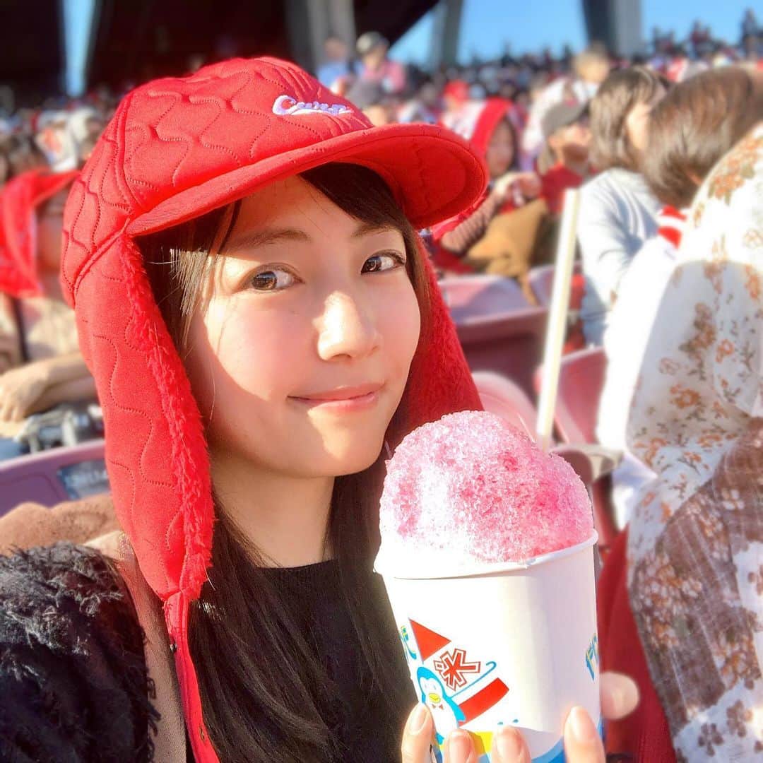 うえむらちかのインスタグラム：「今年の #ファン感 も面白かったなあ、と写真を整理中🤳﻿ ﻿ 11月の終わりだったのに﻿ かき氷を欲する暑さでした🍧﻿ ﻿ 毎年天気が良いのは嬉しいですよね🌞﻿ ﻿ ﻿ そして2020年カープのキャッチフレーズ﻿ ﻿ 『たった今 このAKAの子 舞いたった』﻿ ﻿ この時の會澤選手の顔は一生忘れないと思う笑﻿ ﻿ ﻿ #回文﻿ #になってますね…？﻿ #carp #カープ女子 #野球女子﻿ #インスタ野球女子 #マツダスタジアム #ファン感謝デー」