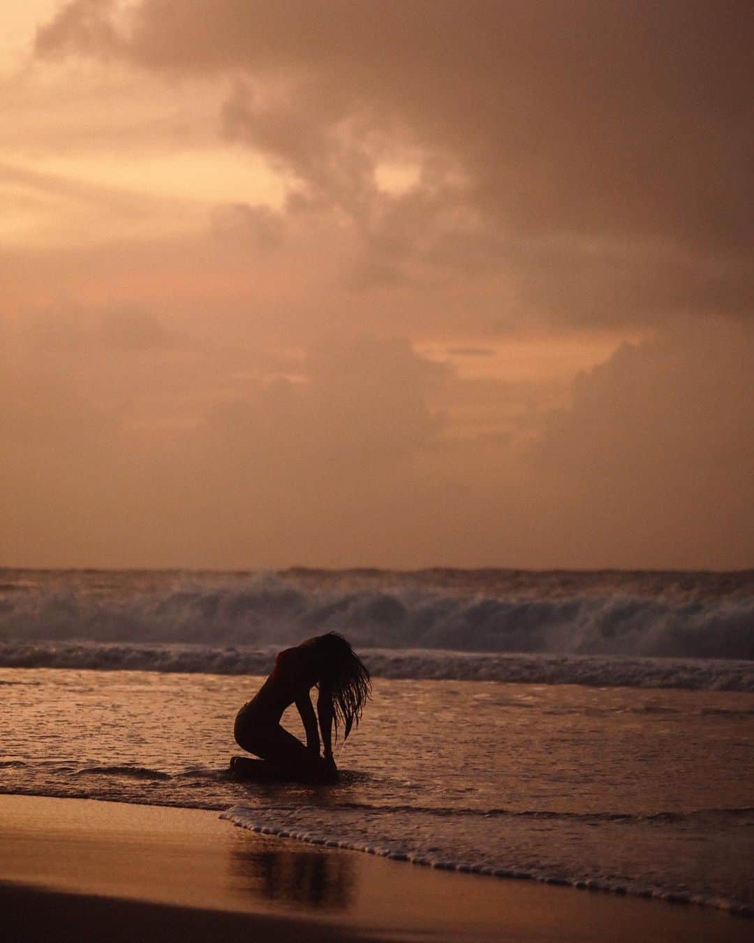 マリア・マーフィーのインスタグラム：「Evening dips give me life💫 @brooklynhawaii」