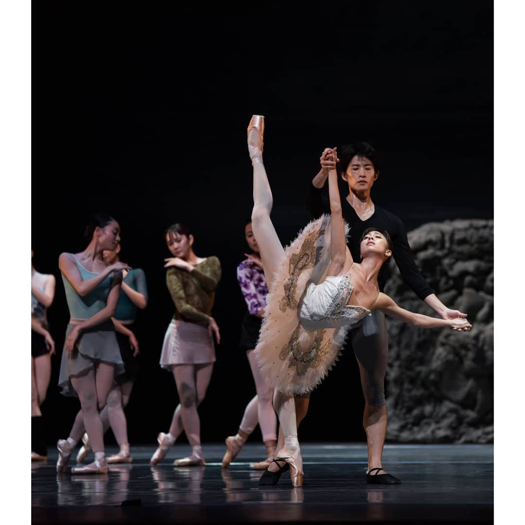 峯岸伽奈のインスタグラム：「. . .  @singaporedancetheatre 's Swan lake opens tonight!🦢 . 📸@jacey_wacey from tech run🙏  #singaporedancetheatre  #swanlake  #odette #whiteswan  #performance  #ballerina #バレエ #バレリーナ  #白鳥の湖」