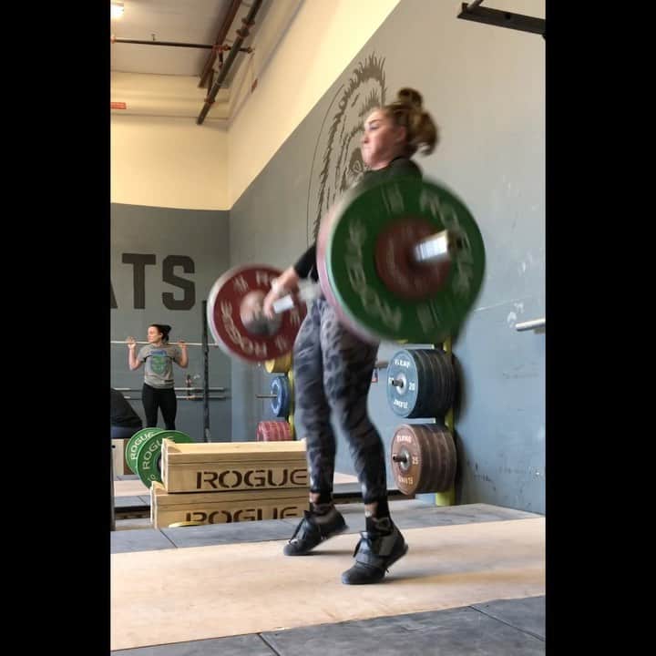 マッティ・ロジャーズのインスタグラム：「I get asked all the time to show my lighter sets, so here is literally every work set from todays emom(ish) waves. It’s deload so they’re all light, but I was focusing on making each one both look & feel identical. I’d say mission (almost) accomplished! They tend to get better as I go, the first wave almost always being the worst. This weight range especially is my “funk” range because I’m not quite warmed up and in a good groove by this point usually, if I’m antsy I tend to rush a bit & just because it’s light doesn’t mean you should treat it that way (guilty). FIND YOUR QUALITY MOVEMENT EARLY ON AND IMPROVE ON IT WITH EACH LIFT.」