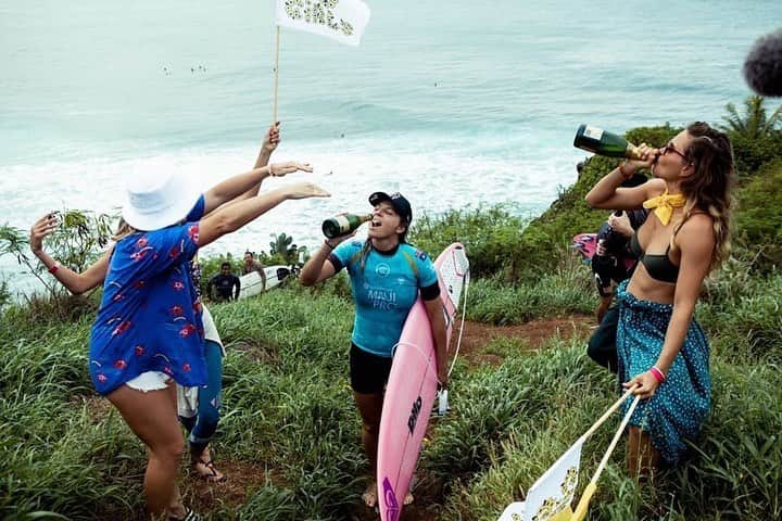 ステファニー・ギルモアさんのインスタグラム写真 - (ステファニー・ギルモアInstagram)「CheeHoo😁 I love Honolua Bay!! 💛 And celebrating with my friends hahaha @caitmiersphotography  #LuLuLemonMauiPro」12月5日 9時47分 - stephaniegilmore