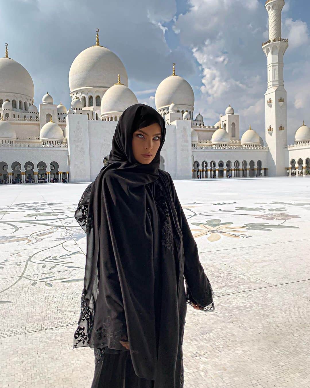 ベリンダのインスタグラム：「Abu Dhabi 🕌」