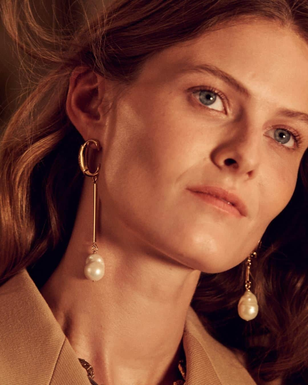 Chloéさんのインスタグラム写真 - (ChloéInstagram)「Look closely: lustrous drop earrings reveal a subtle C signature ⁣ ⁣Discover more jewellery gifts in boutiques and on chloe.com ⁣ ⁣#chloeGIRLS ⁣#chloe」12月5日 1時01分 - chloe