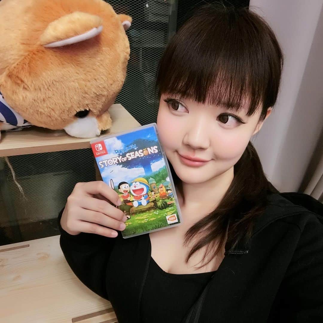 YingTzeさんのインスタグラム写真 - (YingTzeInstagram)「🌟 Doraemon : Story of Seasons Review 🌟 Here’s what I like about this game after streaming this for the first 3 hours ! 1. The watercolor style graphics are really unique and pretty ! 2. There are many things that you can do to earn money like planting crops , fishing , mining and etc 3. There are many characters and you can build a relationship with them. Different dates have special event too ! 4.Teaches you that hardwork is important and it’s not easy to earn money ! 😂  _ Thank you all for watching my Doraemon stream tonight ~ congratulations to @_scarletwings for winning the Steam Code for the game yay ! ❤️✨ _ Special thanks to @bandainamcosea for this game and giveaway code ! I enjoyed myself very much ~ it’s a good game to chill and relax if you are into Harvest Moon kinda genre. 👌🏻❤️ #blessed #ytzgaming #bandainamco #bandainamcosea #doraemon #doraemonstoryofseasons #nintendoswitch」12月5日 0時55分 - yingtze
