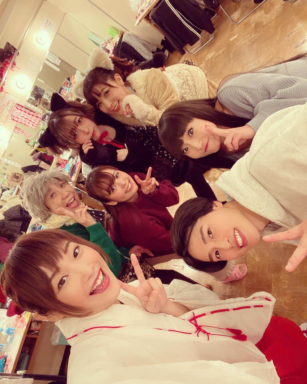 寺崎裕香さんのインスタグラム写真 - (寺崎裕香Instagram)「「付喪、転じて仇となる」 略して　#つくてん  無事に初日の幕が開きました。  初日から二回公演！！ やっぱり、お客様の反応あってこそ。 そのために積んできた稽古ですから、　 お客様がいて初めて作品が完成した！！ というのがより実感できた初日でした。  明日は夜公演のみです。  あっという間におわっちゃうんだろうなぁ。 1日1日を新鮮に、一期一会を大切に。  日曜日の千秋楽までよろしくお願いします(*´∀｀*)」12月5日 0時56分 - terachan0804