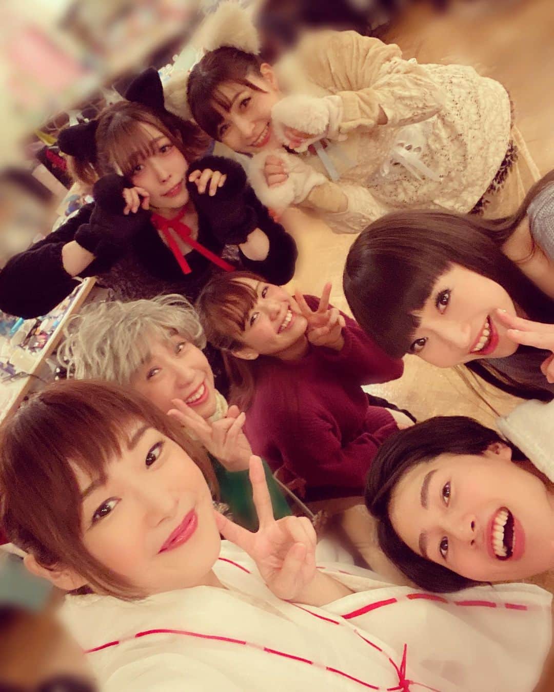 寺崎裕香のインスタグラム：「「付喪、転じて仇となる」 略して　#つくてん  無事に初日の幕が開きました。  初日から二回公演！！ やっぱり、お客様の反応あってこそ。 そのために積んできた稽古ですから、　 お客様がいて初めて作品が完成した！！ というのがより実感できた初日でした。  明日は夜公演のみです。  あっという間におわっちゃうんだろうなぁ。 1日1日を新鮮に、一期一会を大切に。  日曜日の千秋楽までよろしくお願いします(*´∀｀*)」