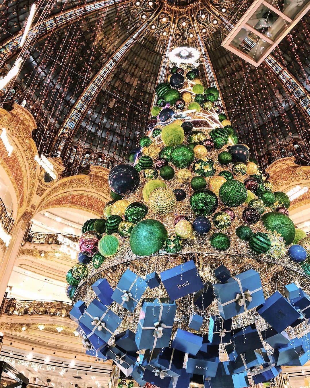 馬場香里（渡部香里）さんのインスタグラム写真 - (馬場香里（渡部香里）Instagram)「. . 去年のクリスマスの ギャラリーラファイエット💫🎄 . #paris #gallerieslafayette」12月5日 0時59分 - kaori0626
