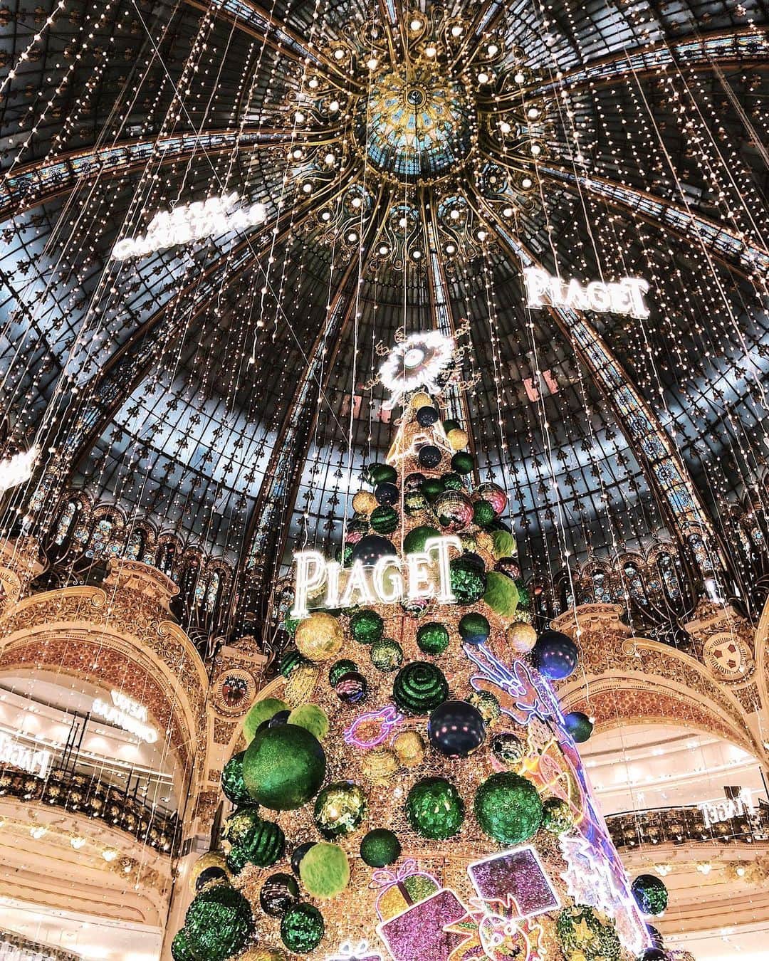 馬場香里（渡部香里）のインスタグラム：「. . 去年のクリスマスの ギャラリーラファイエット💫🎄 . #paris #gallerieslafayette」