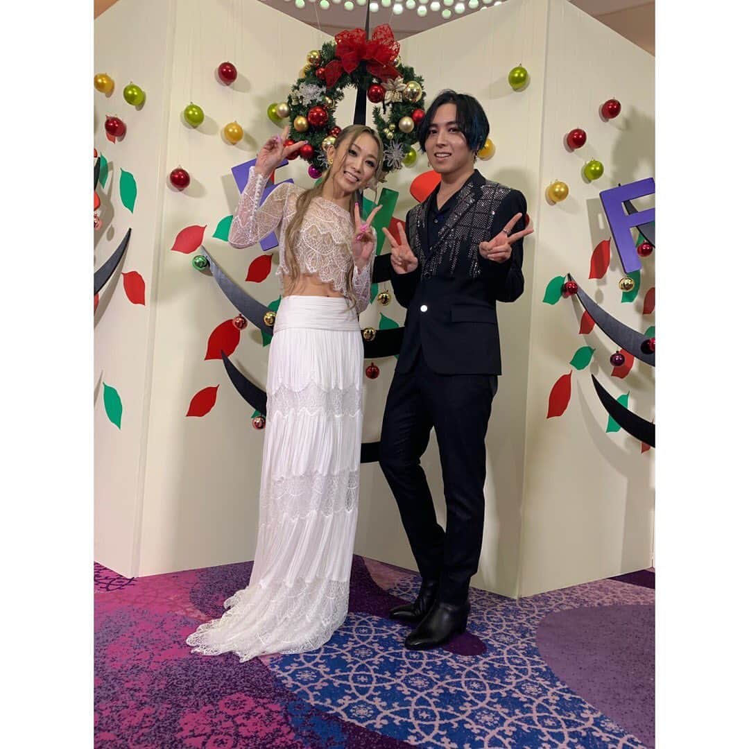 倖田來未さんのインスタグラム写真 - (倖田來未Instagram)「「2019 FNS歌謡祭」﻿ 出演2曲目は、蒼井翔太くんと「愛のうた」を歌わせて頂きました。﻿ ﻿ 蒼井翔太くんは、「So Into You」から倖田來未聴いてますと！！！ひょえーー！！！﻿ そんなレアな方はなかなか出会えないので、ビックリしました。﻿ ﻿ ほんとに裏側でも、素敵な方で、、﻿ あたしがもしかしたら一方的にかもですが、ずっと話していました爆笑﻿ ﻿ 歌いながら、とても温かい幸せな気持ちになって歌えた愛のうたは、今日が初めてかもしれません。﻿ ﻿ 本当に素敵な出会いを、FNS様ありがとうございました！！！﻿ ﻿ 翔太くん！﻿ 今度、ミュージカルに遊びに行かせてください！！﻿ 願わくば、アテレコしているところもいつか観に行かせてください！！爆笑﻿ ﻿ #ほんま #声優さん #尊敬でしかない #声に魂を授ける方 #蒼井翔太 くん #心が天使 #翔太くんおばあちゃま #お世話になりました #FNS歌謡祭 #フジテレビ #愛のうた #コラボ #ありがとうございました #倖田來未 #kodakumi」12月5日 1時09分 - kodakumi_official