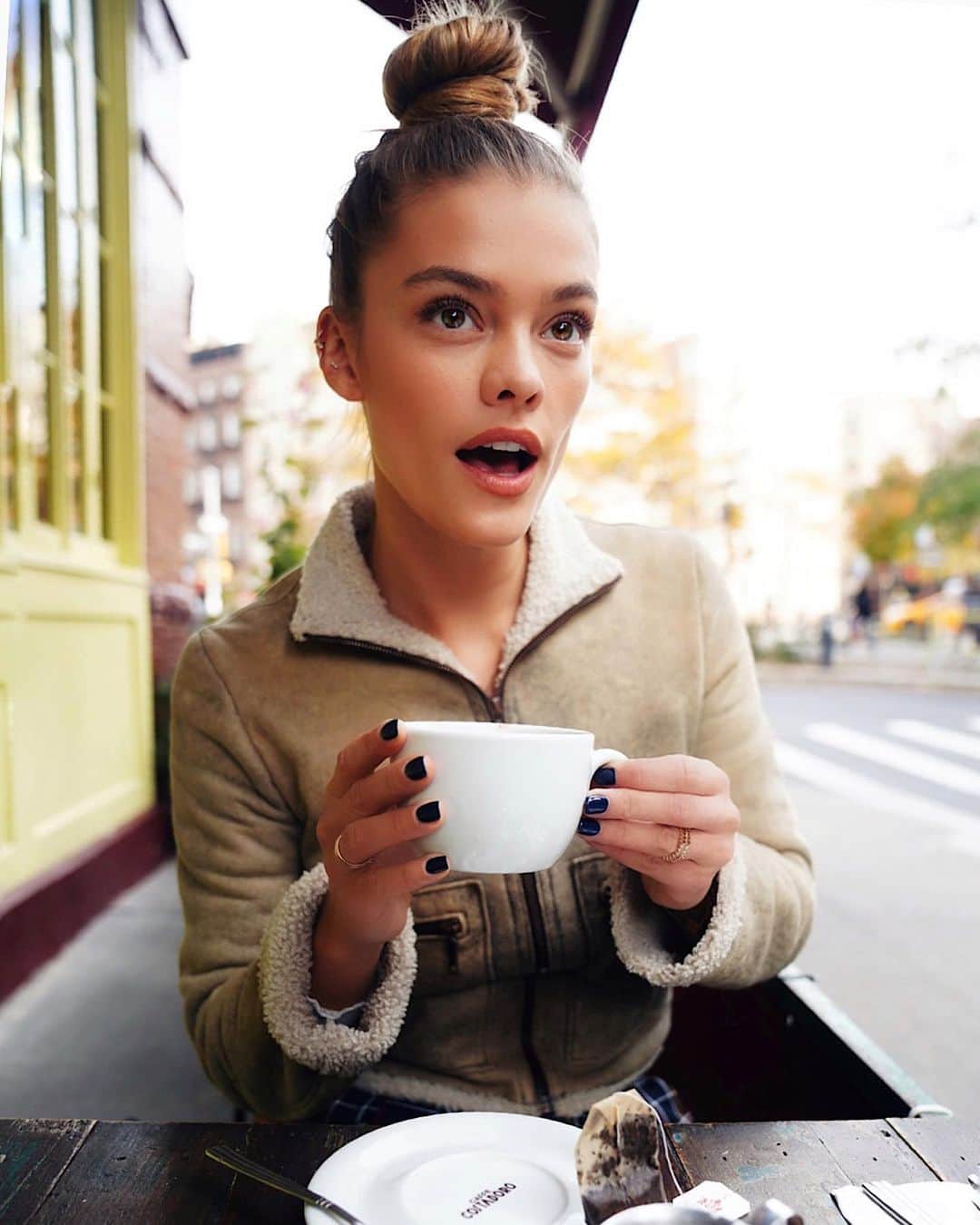 ニーナ・アグダルのインスタグラム：「Sip your own tea before it gets cold」