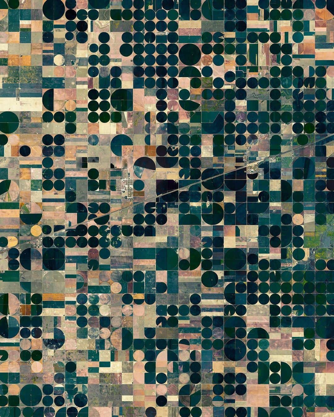 Daily Overviewさんのインスタグラム写真 - (Daily OverviewInstagram)「HOLIDAY PRINT GIVEAWAY — We’re giving away three first-edition prints of ‘Kansas Pivot Irrigation #2’ to you and two friends (we just added it to our Printshop). Tag two people in the comments below and we’ll send ‘em your way before the holiday! Winners announced a week from today. /// Source imagery: @maxartechnologies」12月5日 1時17分 - dailyoverview