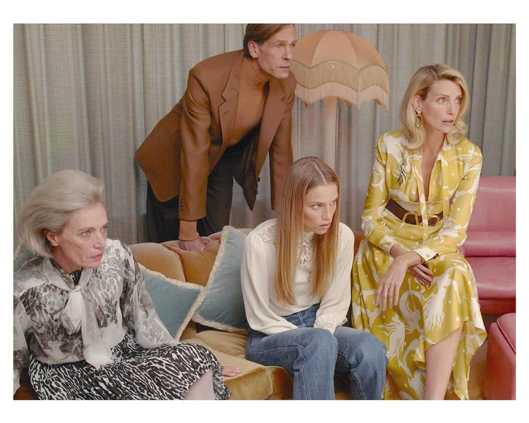 マート・アラスさんのインスタグラム写真 - (マート・アラスInstagram)「VOGUE ITALIA / FAMILY IS DRAMA  little dark comedy shot by #mertandmarcus  and styled by @katy_england  #familyisdrama」12月5日 1時28分 - mertalas