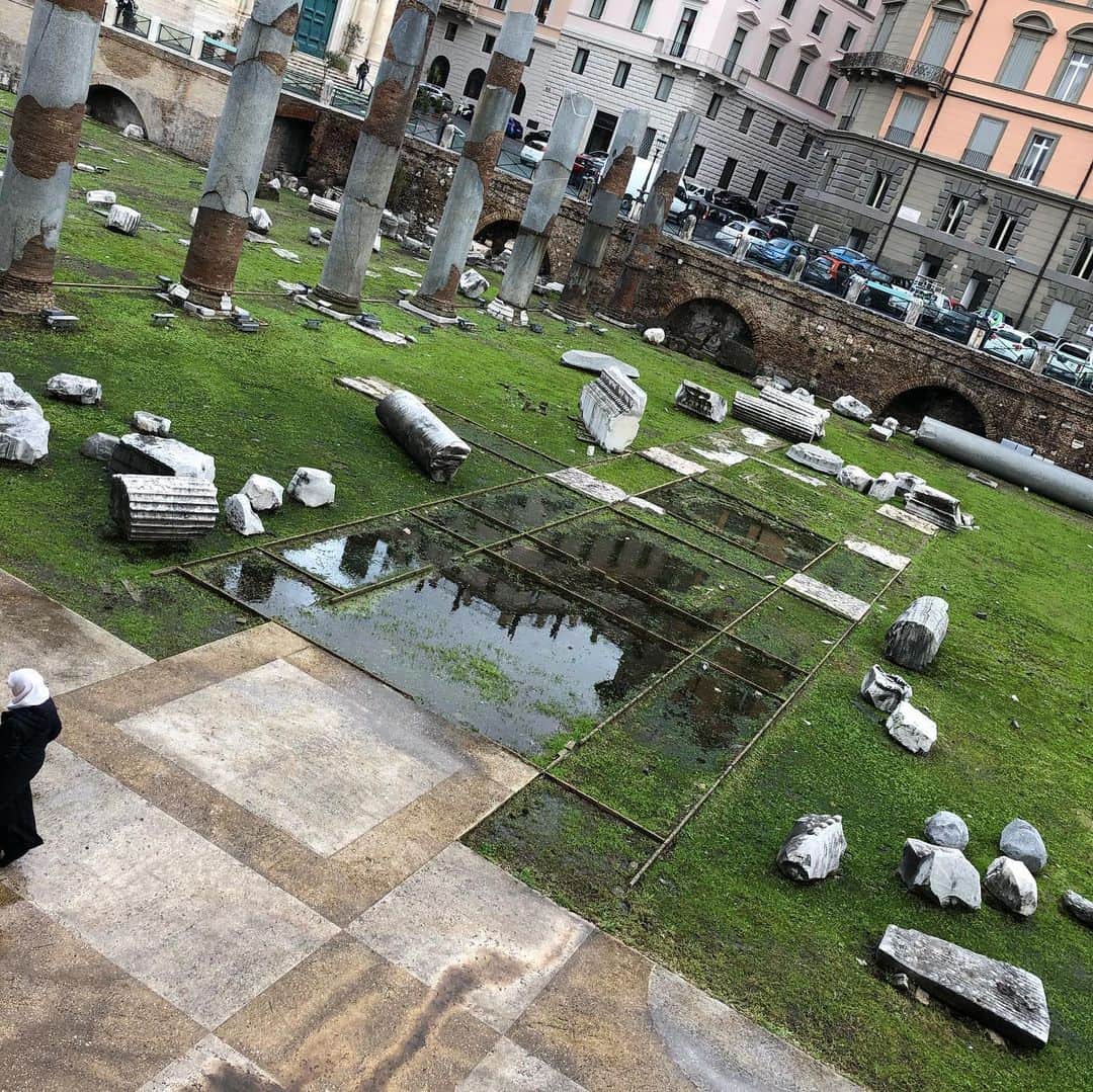 南果歩さんのインスタグラム写真 - (南果歩Instagram)「#ファロトライアーノ ローマを歩くと遺跡に出逢う😊 そしてまだまだ発掘しているのですね‼️ こんな歴史の前では、私の人生など大河の一滴にしかならない。でもそう思うと清らかに生きたいと切に願うのです。 #ローマ遺跡 #南果歩ローマの旅 #kahominami」12月5日 1時21分 - kaho_minami