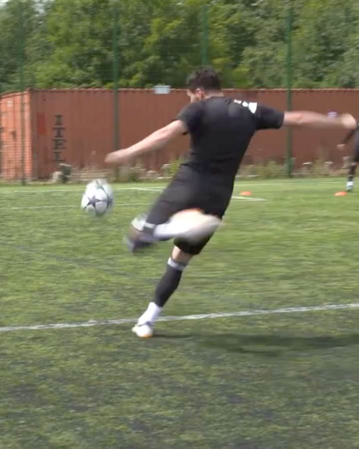 F2Freestylersのインスタグラム：「Who remembers this OUTRAGEOUS volley from Billy? 👀🚀 No words...🤯😱🤩 TAG someone who needs to see this! 💬」