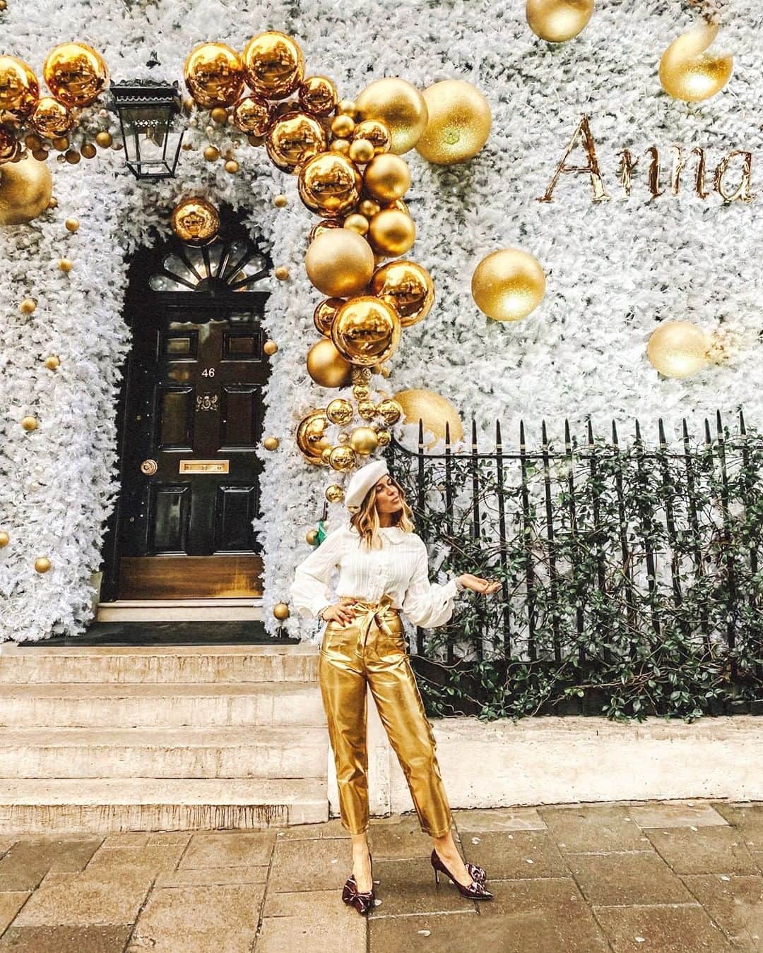 のインスタグラム：「On Wednesdays, we wear gold! 💫⠀⠀⠀⠀⠀⠀⠀⠀⠀ 📸 by @deniselascala_」