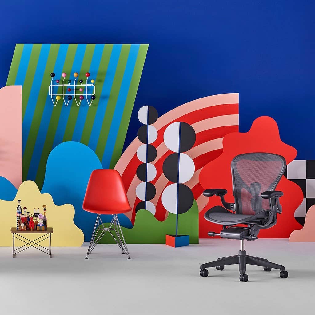 Herman Miller （ハーマンミラー）さんのインスタグラム写真 - (Herman Miller （ハーマンミラー）Instagram)「It’s Herman Miller Holiday season and we have exactly what you’re looking for—a line-up of beautiful iconic designs for you and everyone on your list.」12月5日 1時34分 - hermanmiller