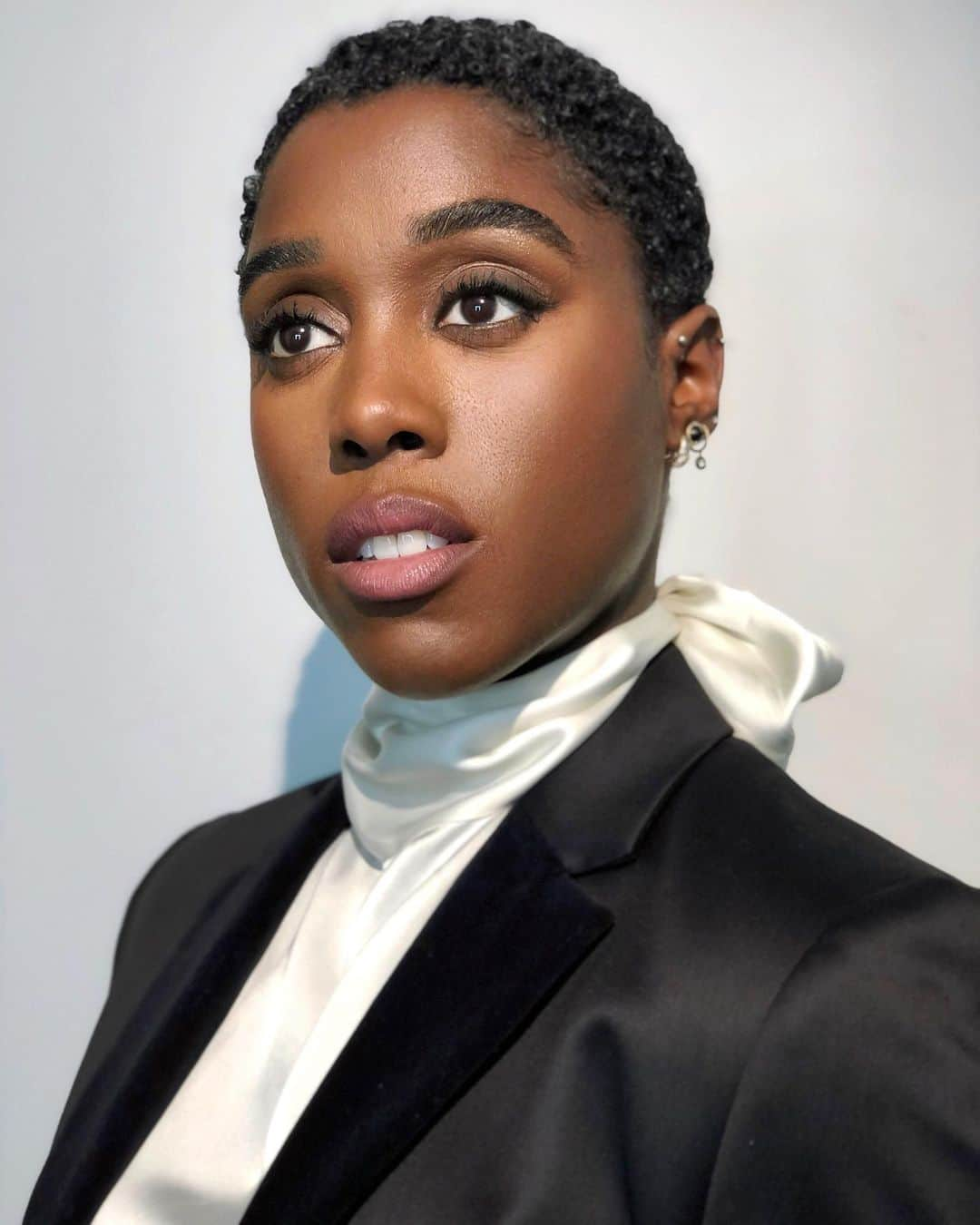 Lacy Redwayさんのインスタグラム写真 - (Lacy RedwayInstagram)「Portrait mode: Did you guys see that the new @007  trailer dropped today ?  Day 2’s look on ✨ Lashana Lynch ✨ for #NoTimeToDie press . (tap for credits )  #BondJamesBond #Bond25 #LashanaLynch #hairbylacyredway」12月5日 1時49分 - lacyredway