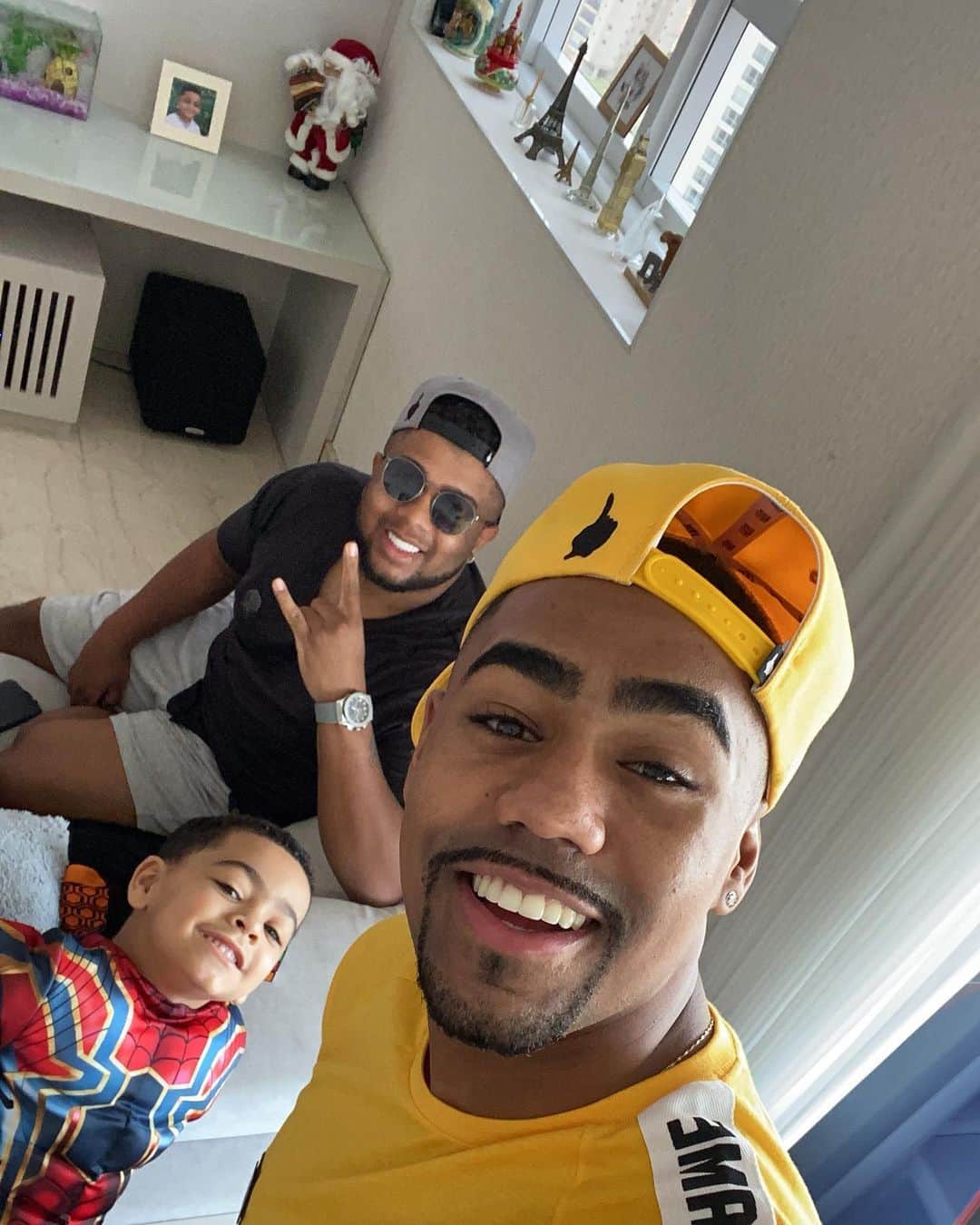 マウコム・フィリペ・シウヴァ・デ・オリヴェイラのインスタグラム：「#DaviLucca &  @danielvitor_96 meus irmãos ... colocando a resenha em dia com eles ❤️ AMO MUITO」