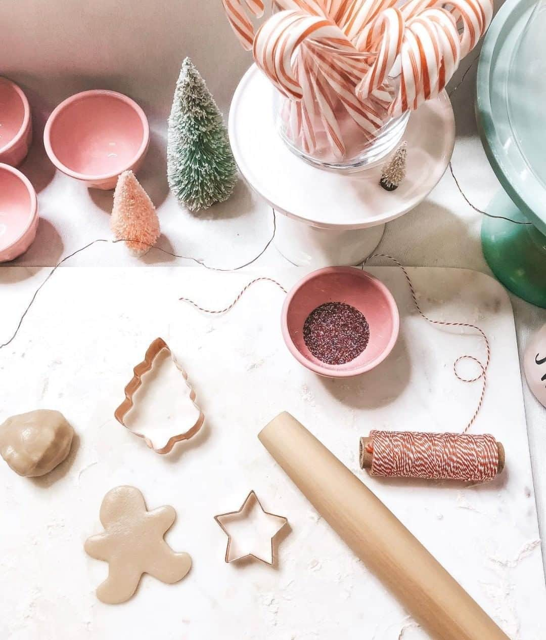 HomeGoodsさんのインスタグラム写真 - (HomeGoodsInstagram)「cookie (n.) – a small, flat cake made from sweetened dough that is best served with friends 🍪  Tag who you’ll be sharing these sweet treats with for #NationalCookieDay (📸: @the.modern.jibara)」12月5日 2時01分 - homegoods