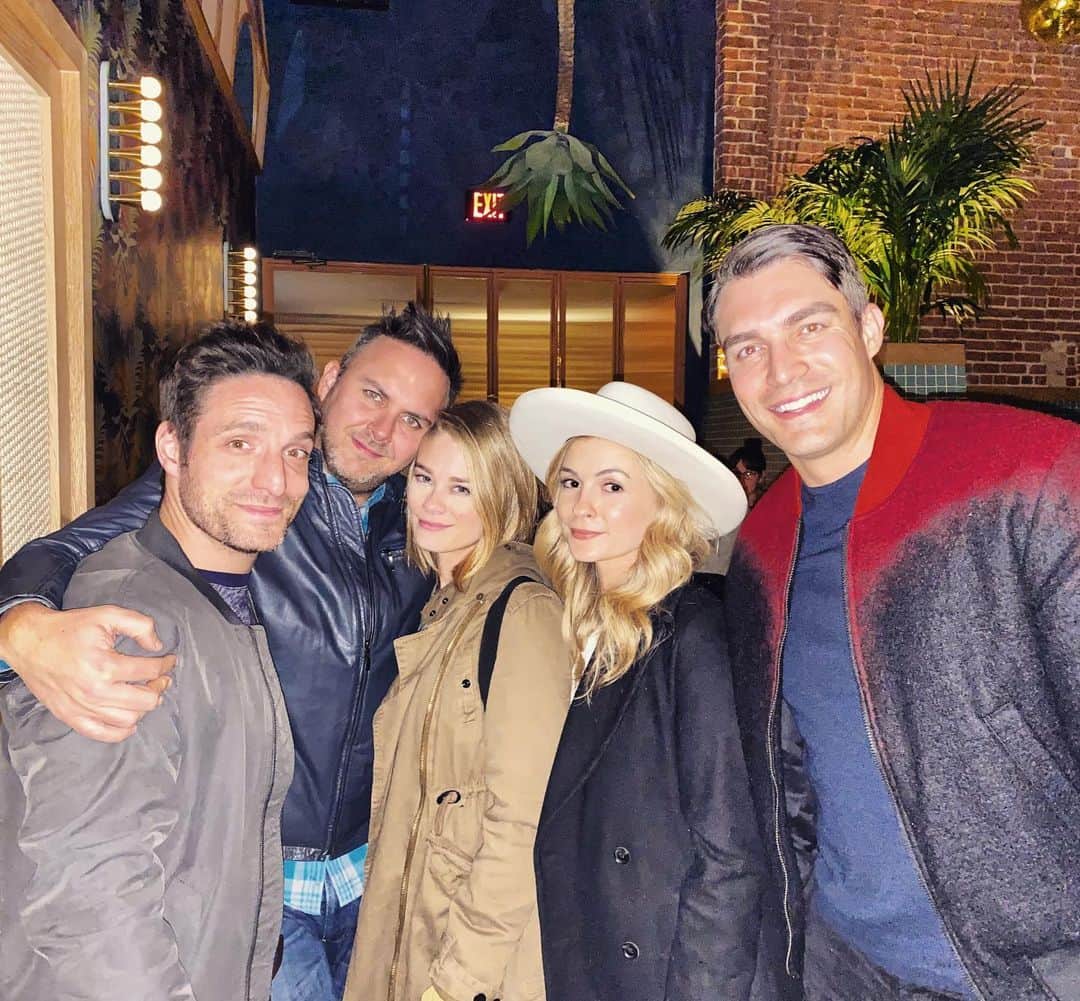 リンジー・ゴートのインスタグラム：「if you were at @pinkyslosfeliz last night, you might have overheard our heated round table discussions that included murder, witchcraft, nazi trials, group orgies, environmental crisis, and then wrapped up with me reading everyone’s palms. we go hard. #pinkyslosfeliz」