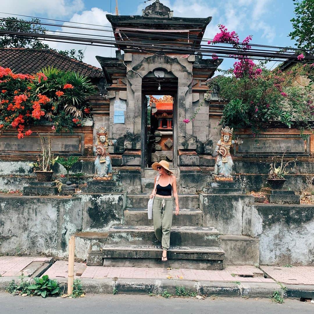 のインスタグラム：「When in Om… 🧘‍ @sunburntandsalty #veganshoes #Sanuk #SmilePassItOn」