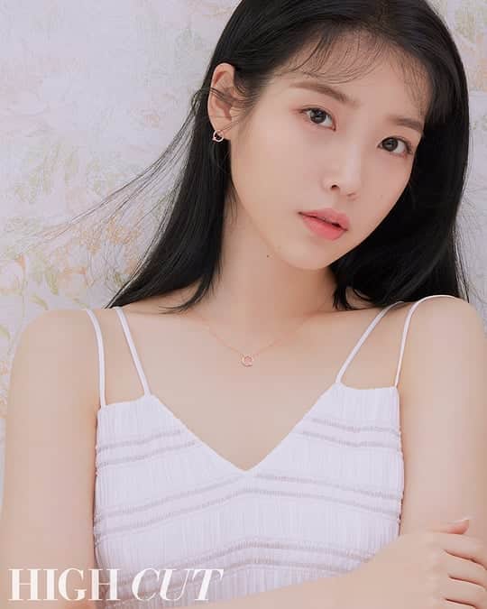 のインスタグラム：「IU f@dlwlrma for HIGHCUT vol.253💛 . . . . . #아이유 #IU #이지은 #LeeJiEun #koreangirl  #맞팔 #셀스타그램 #셀카 #얼스타그램 #데일리 #선팔 #인스타그램  #l4l #f4f  #like4like #ootd  #おしゃれ #オシャレ #いいね返し #フォロー #韓国人 #韓国 #セルカ #自撮り #ファッション #フォロー」