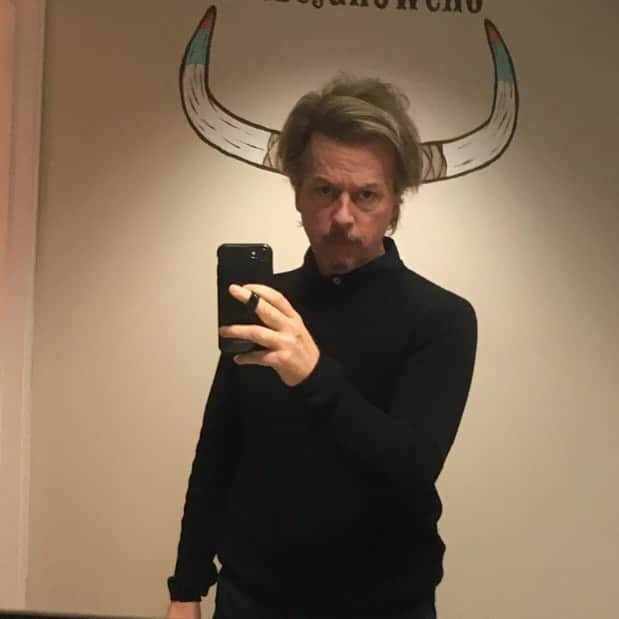 デヴィッド・スペードのインスタグラム：「Drunk bar selfie w horns.  Look how creative i am. F that pink wall and the palm trees. This is the new selfie spot」