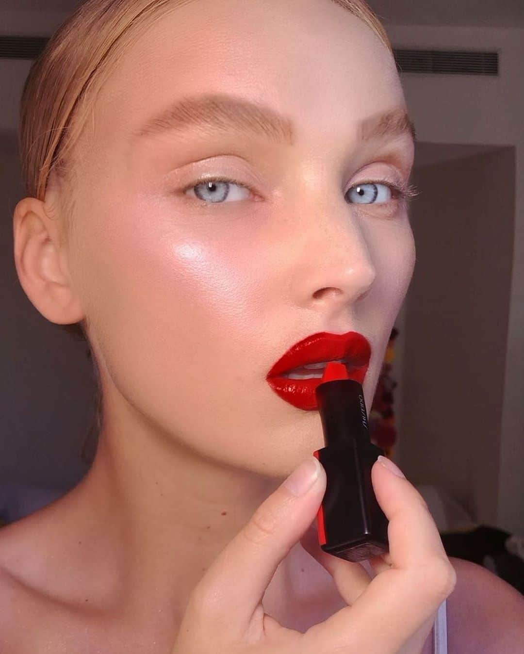 資生堂さんのインスタグラム写真 - (資生堂Instagram)「’Tis the season for a ravishing red lip. To recreate this look by @idoraphaelmakeup, swipe ModernMatte Powder Lipstick in Hyper Red. #shiseidomakeup #japanesebeauty #jbeauty」12月5日 2時21分 - shiseido
