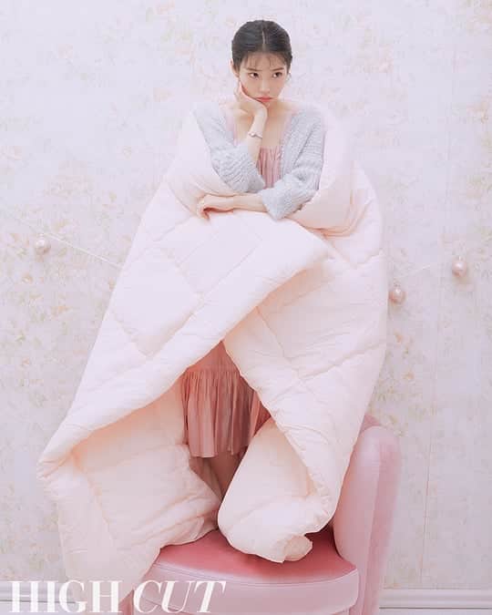 のインスタグラム：「IU f@dlwlrma for HIGHCUT vol.253💛 . . . . . #아이유 #IU #이지은 #LeeJiEun #koreangirl  #맞팔 #셀스타그램 #셀카 #얼스타그램 #데일리 #선팔 #인스타그램  #l4l #f4f  #like4like #ootd  #おしゃれ #オシャレ #いいね返し #フォロー #韓国人 #韓国 #セルカ #自撮り #ファッション #フォロー」