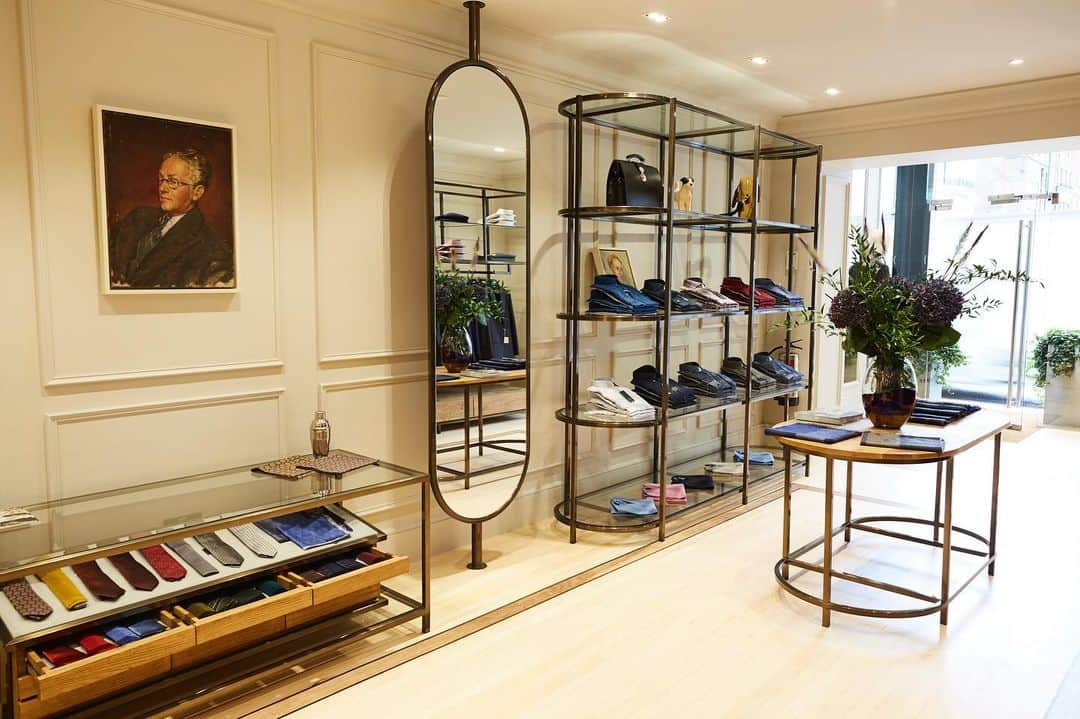 のインスタグラム：「The festive season is officially in full swing, which means it’s time to shift the Christmas shopping up a gear.  Why not make life easy with a visit to our Savile Row store where you’ll find a range of luxurious gifts, from velvet blazers to bridle leather wallets. With 50% off all Chester Barrie in our winter sale, there’s never been a bigger incentive to avoid that last-minute dash, so pop in today. . . . . #ChesterBarrie #Winter #WinterSale #Sale #AW19 #ShopTheLook #CBstyle #TailoredToFit #SavileRow #MenWithStyle#Fashion #MensStyle #Style #Tailoring #Menswear #Jacket #MensFashion #BritishFashion #MensLifestyle #London #NewCollection #Suits #Jacket #Fabric #British #Italian」