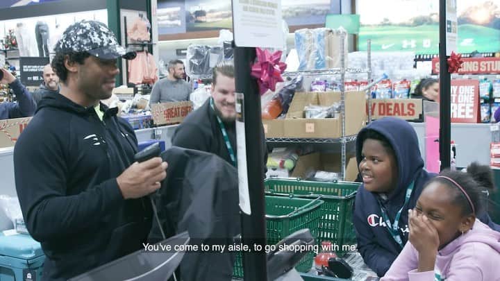 ラッセル・ウィルソンのインスタグラム：「#GivingTuesday was extra special this year 🎄! Thanks to @dickssportinggoods , I took my friends from Rainer Athletes on a holiday shopping spree. The DICK’S Sporting Goods Foundation also kicked in a $25,000 Sports Matter grant to this great organization! This is what the holidays are all about! #WhyNotYou #MagicofSports  #ad」